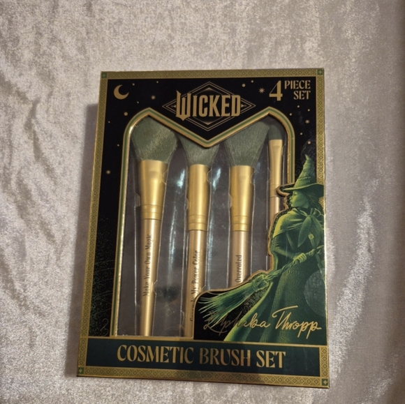 TASTE BEAUTY X WICKED 4 PIECE BRUSH SET ELPHABA - Picture 1 of 4